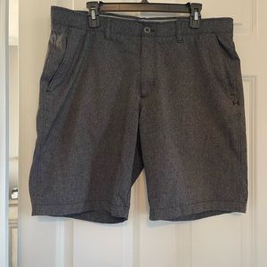 Under Armour HeatGear Loose Fit Golf Casual Shorts. Charcoal Gray. Size 40. EUC